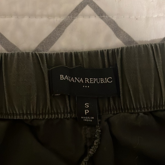 Banana Republic shorts - green size small - Picture 2 of 3